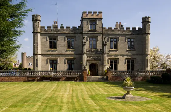 Kenilworth Manor - An outside view of the home